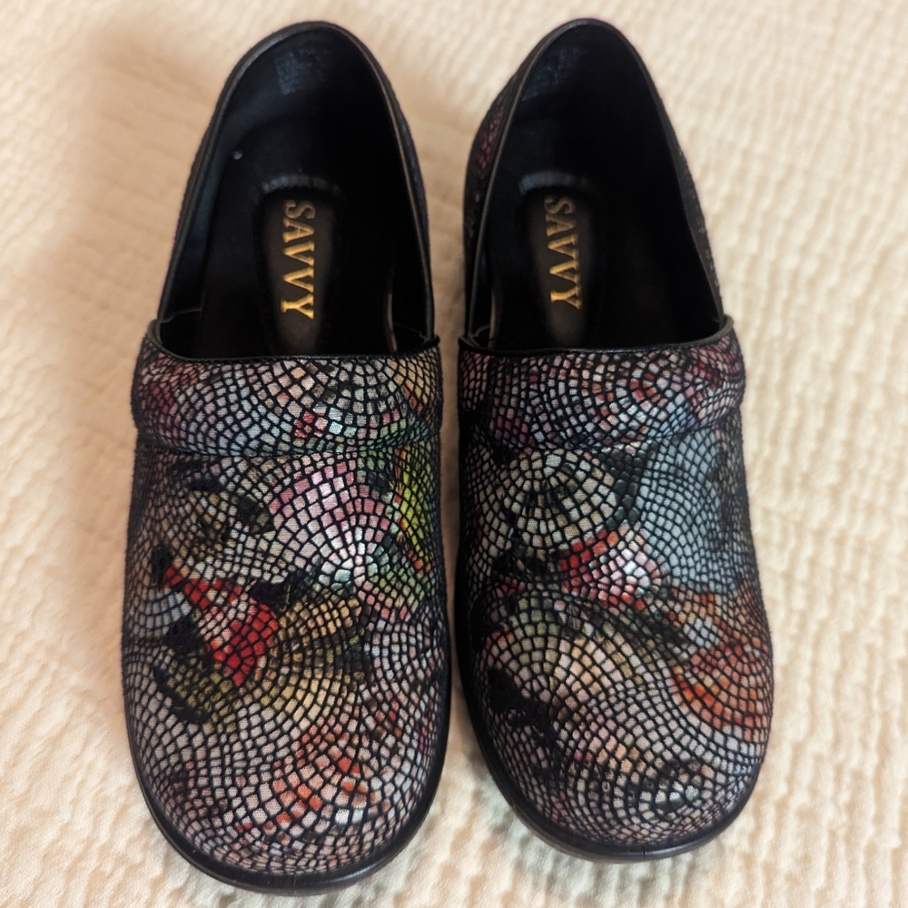 Savvy shoes.  Silver mosaic, 6.5 M